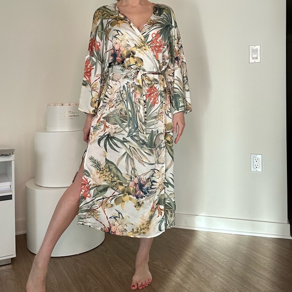 Perfect as a pool pareo, beach cover-up, or luxurious lounge robe. - Picture 10 of 10